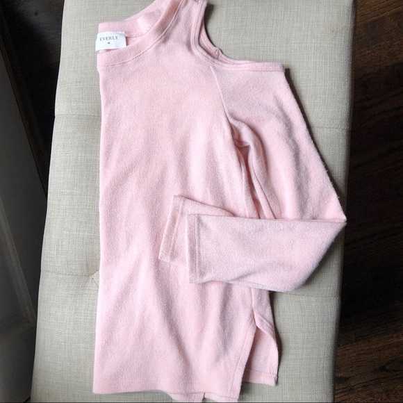 Everly Pink Cold Shoulder Sweater Top Sz S - Picture 6 of 9